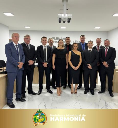 Sesso solene de posse dos eleitos para a gesto 2025/2028 do legislativo e executivo municipal aconteceu nesta noite (01/01), no centro administrativo