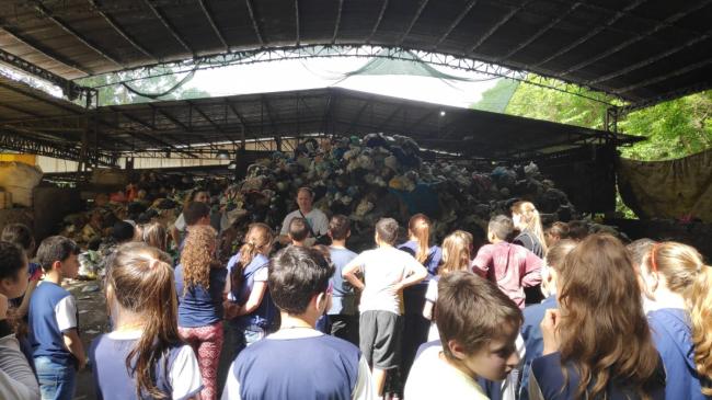 Alunos da Escola Castro Alves visitam usina de reciclagem