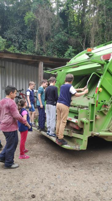 Alunos da Escola Castro Alves visitam usina de reciclagem