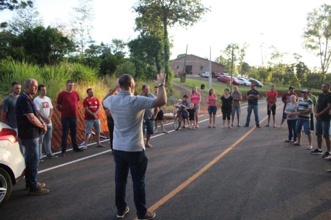 Beno, aplausos e festa na inaugurao do asfalto no Morro do Cedro