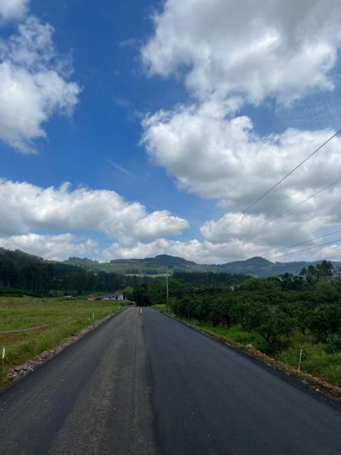 Obras de asfaltamento em cinco ruas avanam em ritmo acelerado