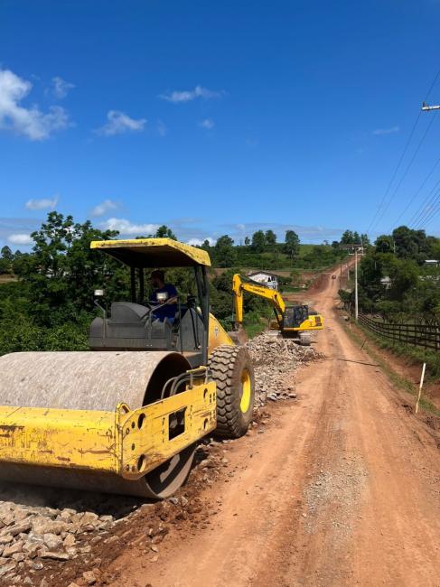 Obras de asfaltamento em cinco ruas avanam em ritmo acelerado