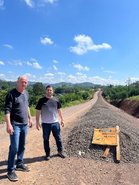 Obras de asfaltamento em cinco ruas avanam em ritmo acelerado