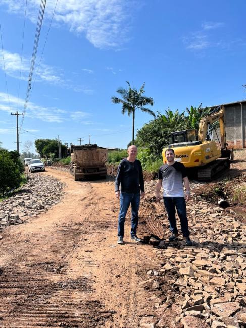 Obras de asfaltamento em cinco ruas avanam em ritmo acelerado