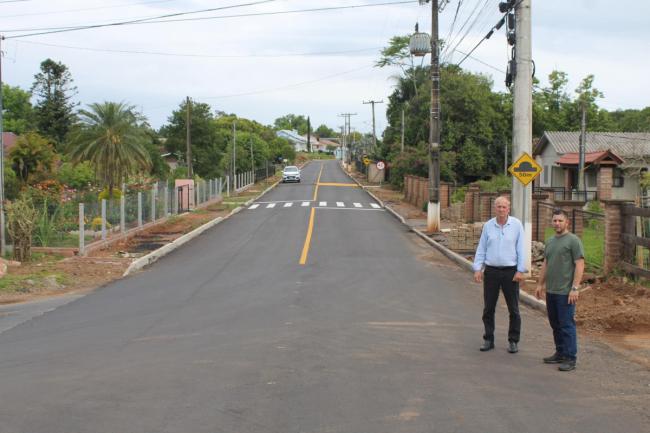 Asfalto  realidade na rua Jac Fink Norte