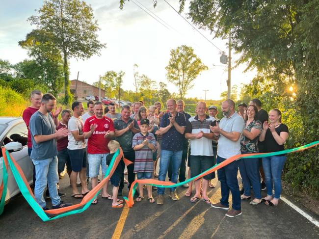 Beno, aplausos e festa na inaugurao do asfalto no Morro do Cedro