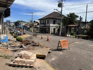 Prefeitura instala novos canos em trecho da rua 25 de Julho