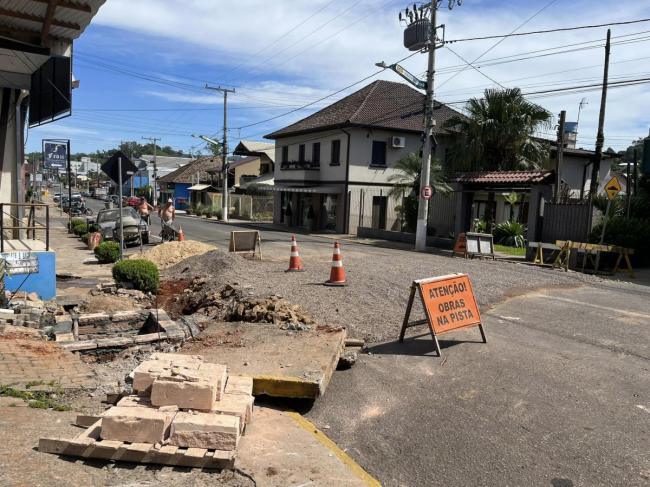 Prefeitura instala novos canos em trecho da rua 25 de Julho