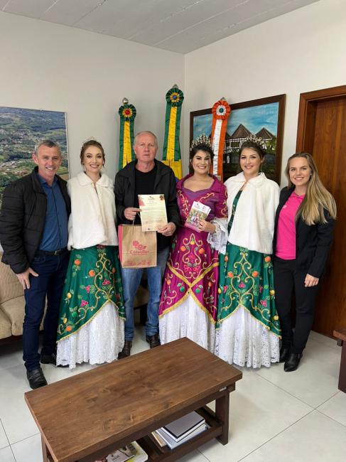 Soberanas da 8 Citrusflor visitam a Prefeitura