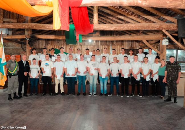 26 jovens realizaram o juramento  bandeira